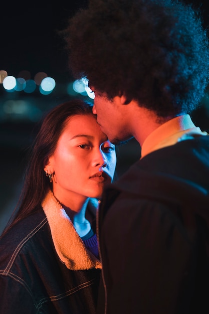 Foto gratuita retrato de pareja joven saliendo de noche