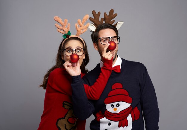 Retrato de pareja juguetona en Navidad