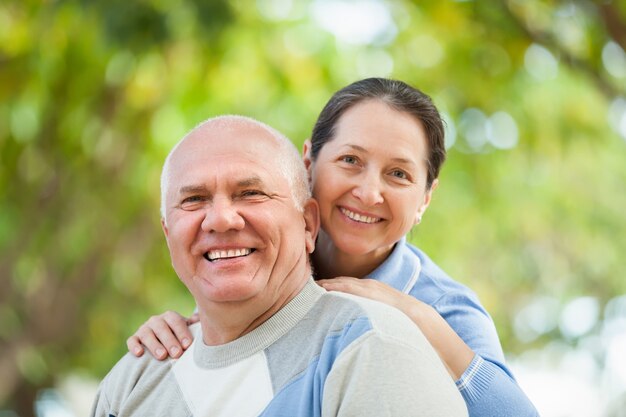 Retrato de pareja madura en el parque de otoño