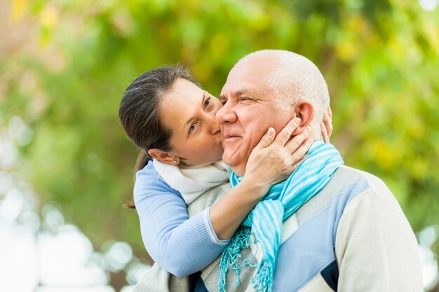 Retrato de pareja madura en el parque de otoño