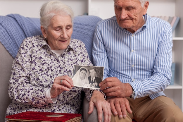 Retrato de pareja madura sosteniendo una foto