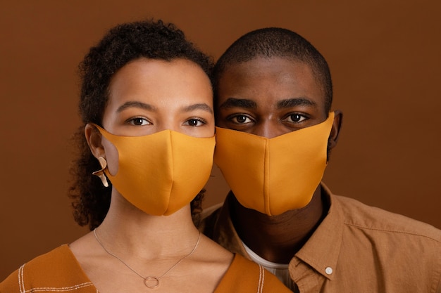 Foto gratuita retrato de pareja con mascarillas