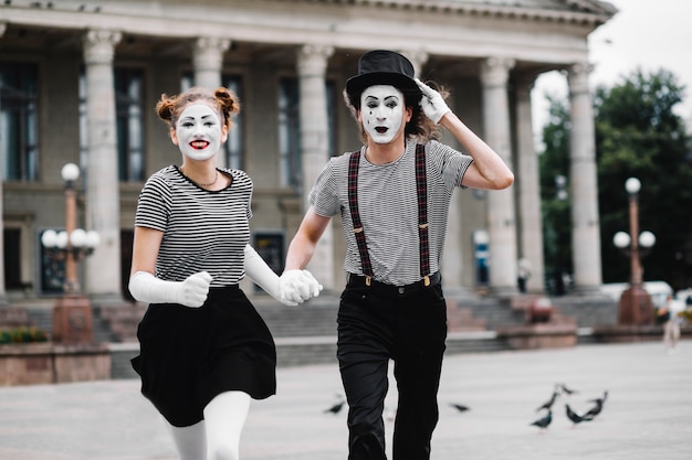 Retrato de una pareja mime corriendo