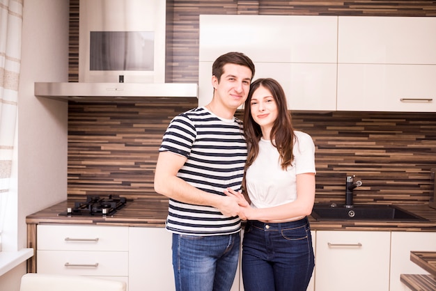 Retrato de pareja moderna en casa