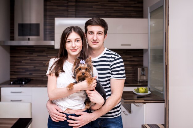 Retrato de pareja moderna en casa