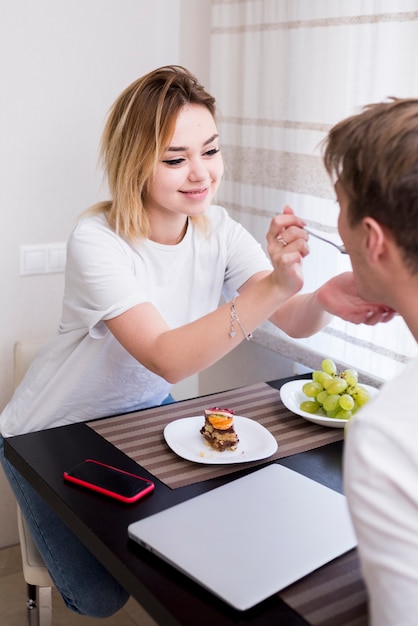 Foto gratuita retrato de pareja moderna en casa