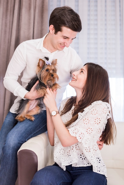 Retrato de pareja moderna en casa