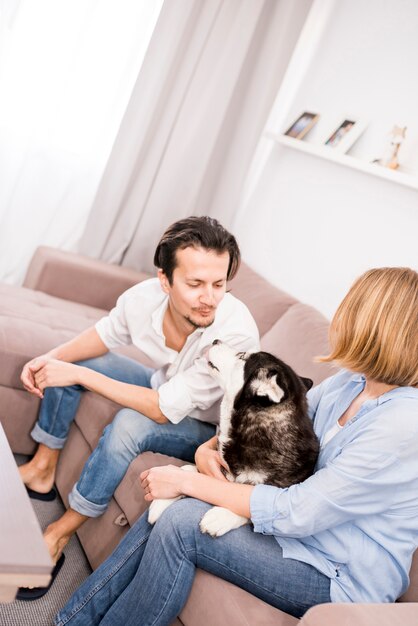 Retrato de pareja moderna en casa