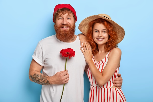 Retrato de pareja de recién casados listo para luna de miel