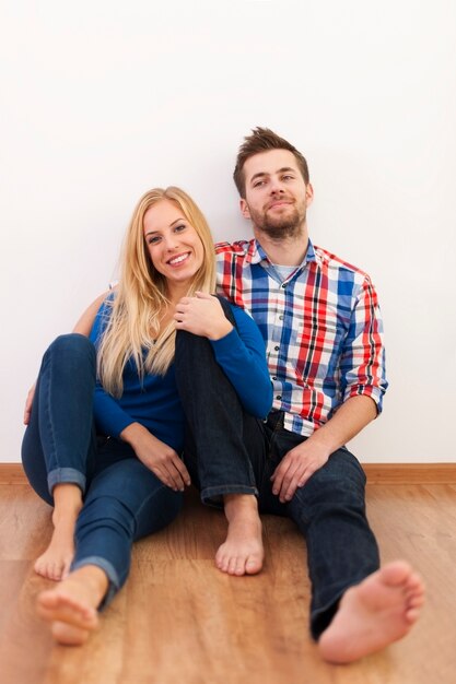 Retrato de pareja relajada en el piso