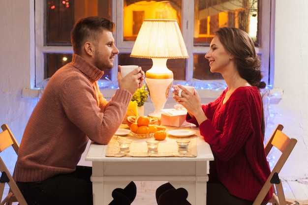 Retrato de pareja romántica en la cena de San Valentín