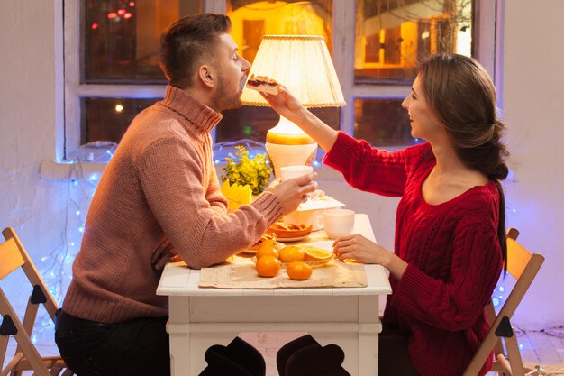 Retrato de pareja romántica en la cena de San Valentín