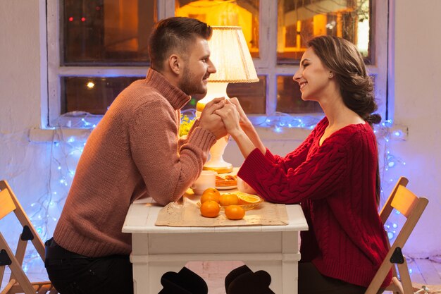 Retrato de pareja romántica en la cena de San Valentín