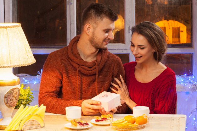 Retrato de pareja romántica en la cena de San Valentín