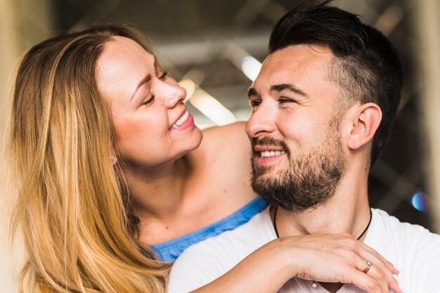 Retrato de una pareja romántica sonriente