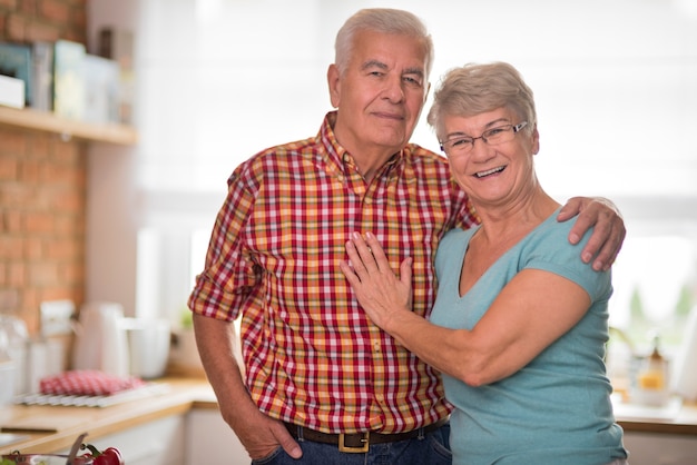 Foto gratuita retrato de pareja senior alegre en la cocina