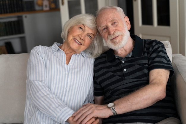 Foto gratuita retrato de pareja senior con alzeihmer