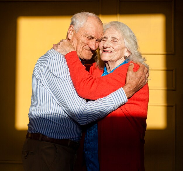 Retrato de pareja senior en el amor