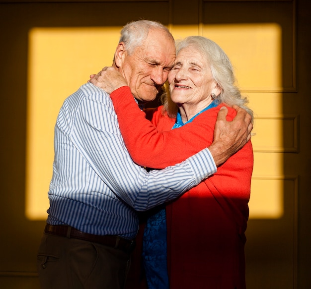 Retrato de pareja senior en el amor