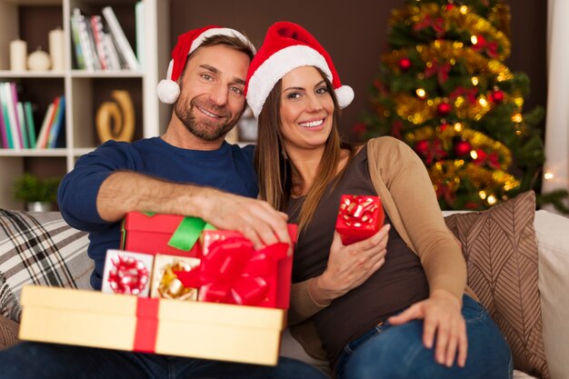 Retrato de pareja en el sofá en Navidad