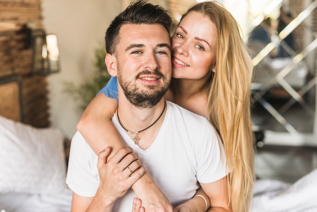 Foto gratuita retrato de una pareja sonriente