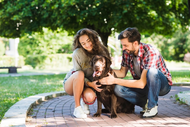 Retrato de una pareja con su perro en el parque