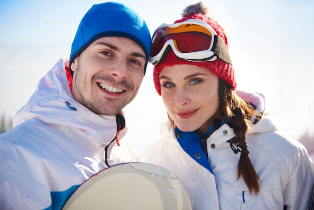 Retrato de pareja en las vacaciones de esquí