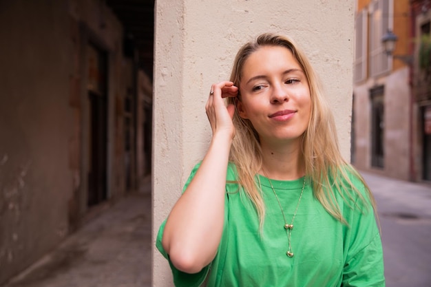 retrato, de, pelo rubio, mujer, sonriente