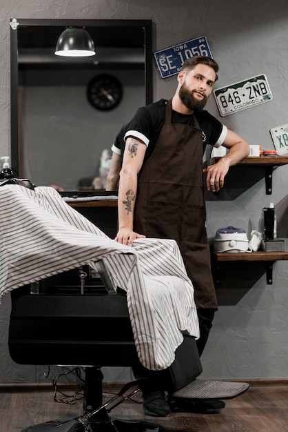 Retrato de una peluquería de pie en peluquería