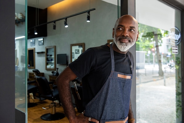 Foto gratuita retrato de peluquero masculino en el salón