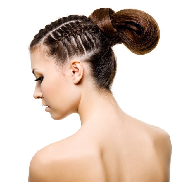 Retrato de perfil de una mujer de belleza con coletas. Aislado en blanco