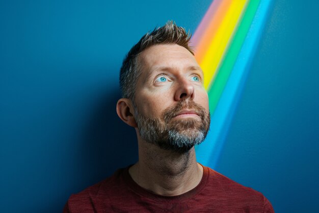 Retrato de persona con colores del arco iris que simbolizan los pensamientos del cerebro con TDAH