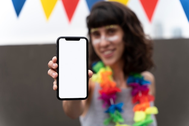 Retrato de persona divirtiéndose en el carnaval