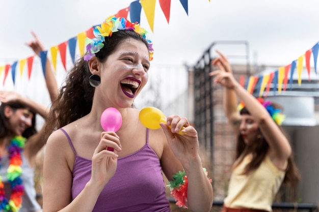 Foto gratuita retrato de persona divirtiéndose en el carnaval