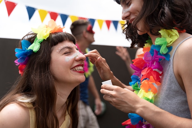 Retrato de persona divirtiéndose en el carnaval