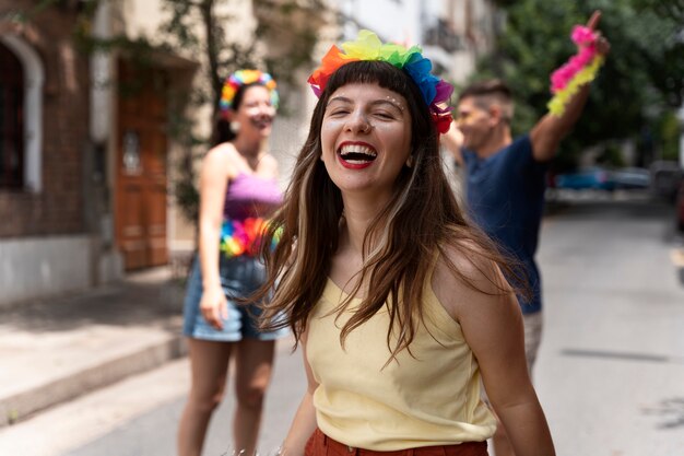 Retrato de persona divirtiéndose en el carnaval