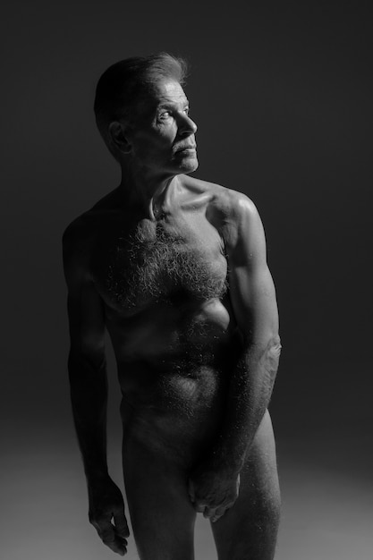 Foto gratuita retrato de una persona mayor desnuda