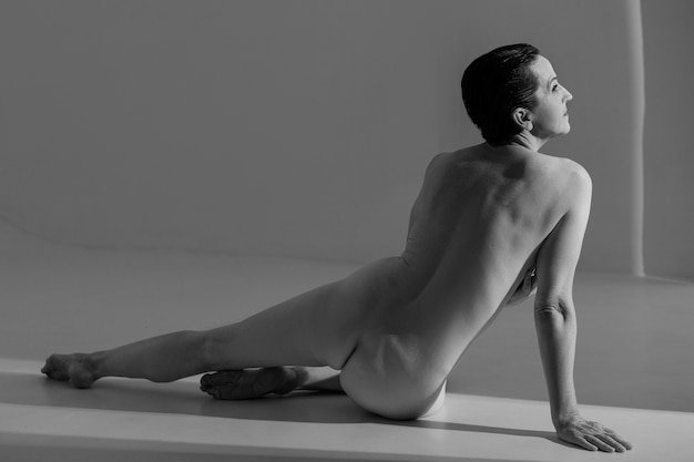 Foto gratuita retrato de una persona mayor desnuda