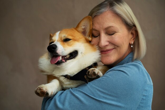 Retrato de persona mayor con su perro