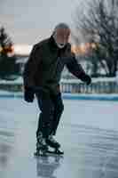 Foto gratuita retrato de una persona patinando sobre hielo al aire libre durante el invierno