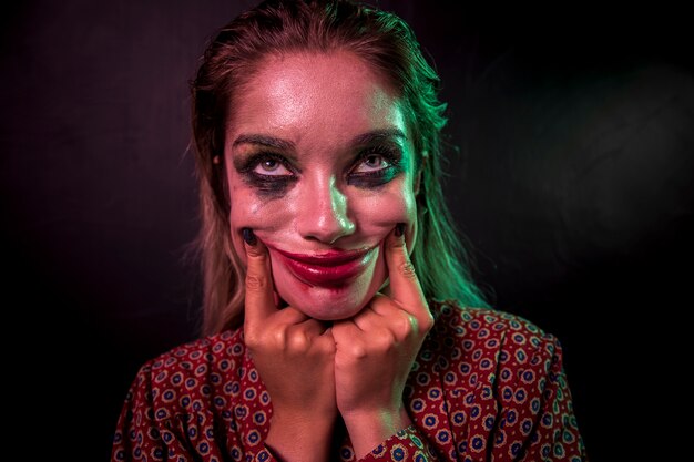 Retrato de un personaje de terror de payaso de maquillaje sonriendo