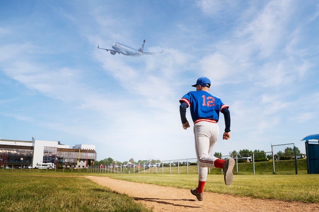 Retrato de personas con avión volando en el cielo