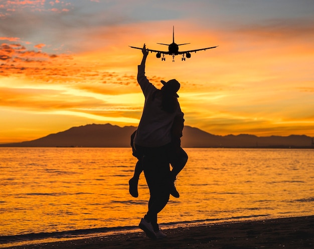 Retrato de personas con avión volando en el cielo