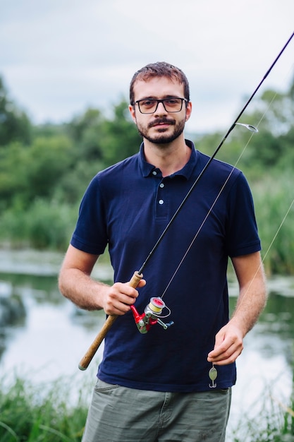 Retrato de la pesca sonriente del hombre