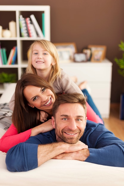 Foto gratuita retrato de pirámide de familia amorosa en el sofá