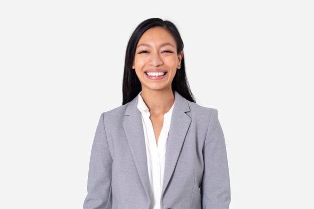 Retrato de portarretrato sonriente alegre empresaria asiática para trabajos y campaña de carrera