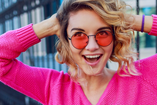 Foto gratuita retrato positivo de estilo de vida de alegre mujer feliz en suéter rosa