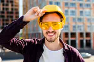 Foto gratuita retrato del primer del arquitecto sonriente que mira la cámara