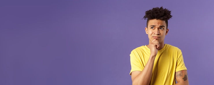 Foto gratuito el retrato del primer del hombre joven atractivo desconcertado indeciso tiene problemas que carecen de la mirada del pensamiento de la idea