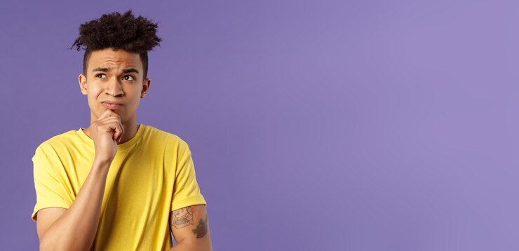 Foto gratuito el retrato del primer del hombre joven atractivo desconcertado indeciso tiene problemas que carecen de la mirada del pensamiento de la idea